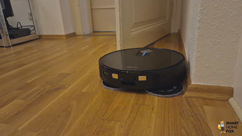 Der ausfahrbare Wischmop des Roborock Qrevo Slim wischt entlang der Leisten.